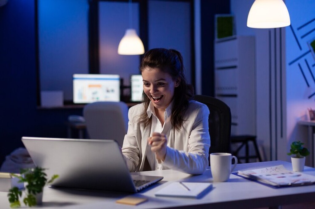 Mulher feliz trabalhando em computador