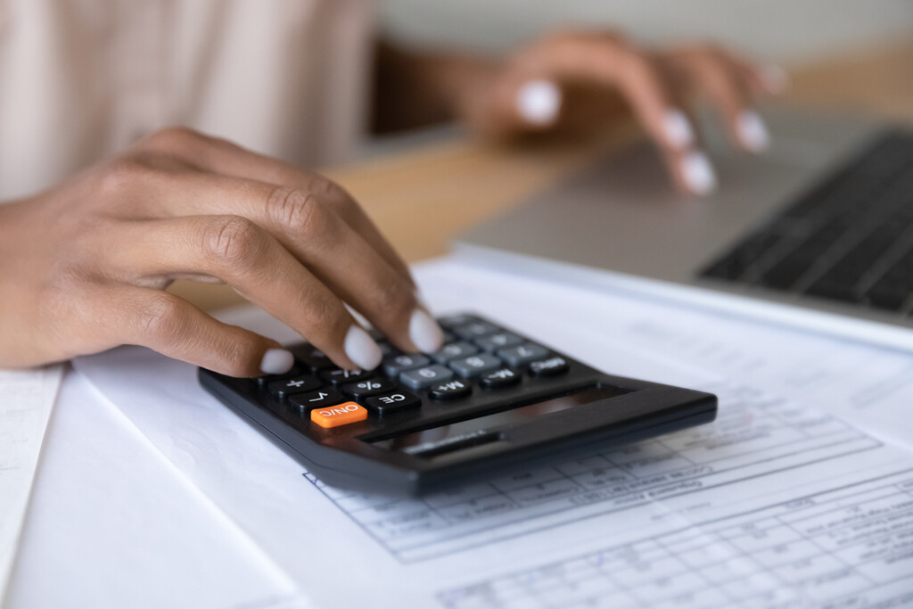 mulher fazendo conta em calculadora